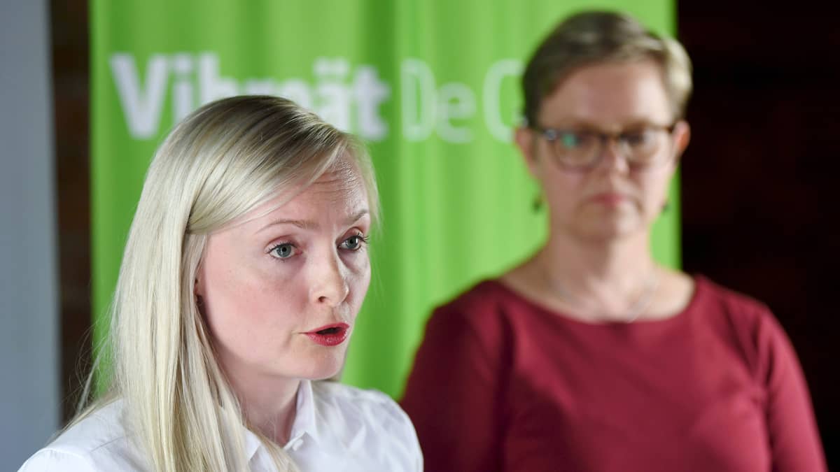 Sisäministeri Maria Ohisalo vihreiden hallitusryhmän kesäkokouksen tiedotustilaisuudessa Porvoossa 12. elokuuta.