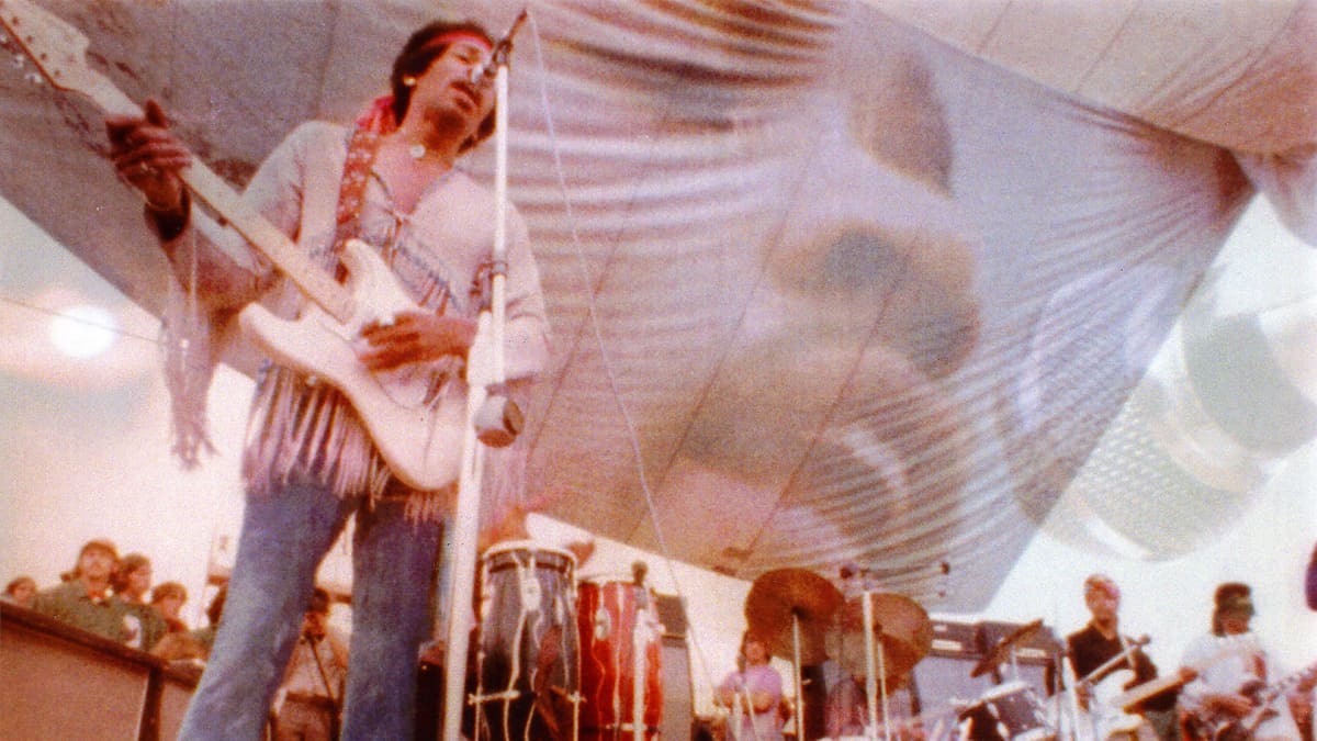 Jimi Hendrix esiintymässä Woodstockissa.