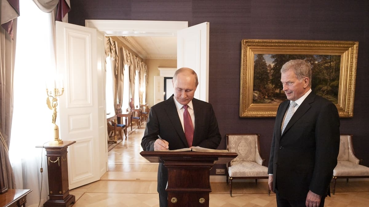 Presidentti Vladimir Putin kirjoittaa Presidentinlinnan vieraskirjaan.
