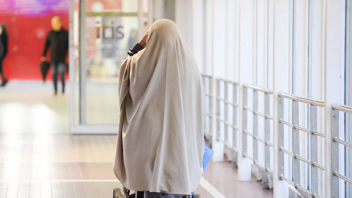 Musliminainen työntää lastenvaunuja uudistetussa kauppakeskus Itiksessä Helsingissä.