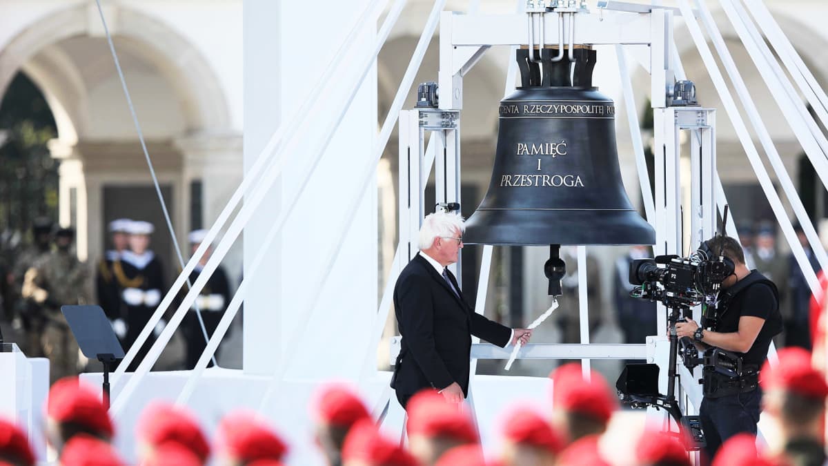 Saksan presidentti Frank-Walter Steinmeier soitti kelloa muistotilaisuudessa Varsovassa.