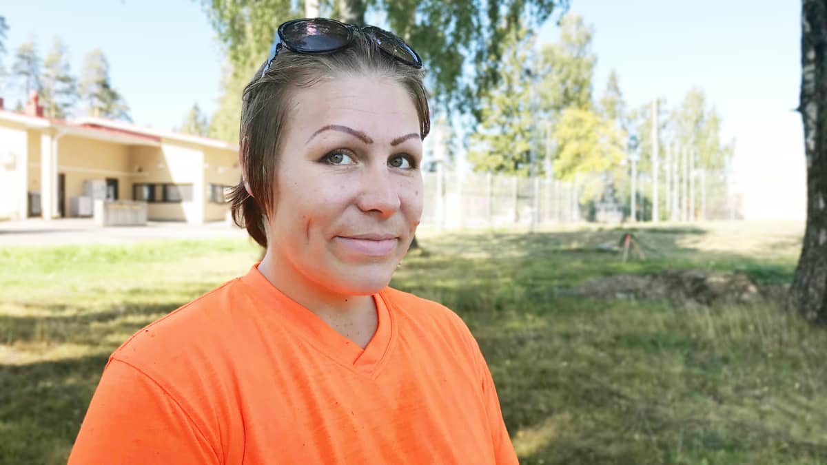 Miia Jokinen Hämeenlinnan vankilan porttien lähellä.