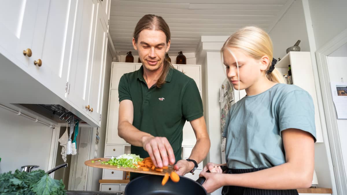 Minttu Laine valmistaa kasvisruokaa isänsä Matias Laineen kanssa. 