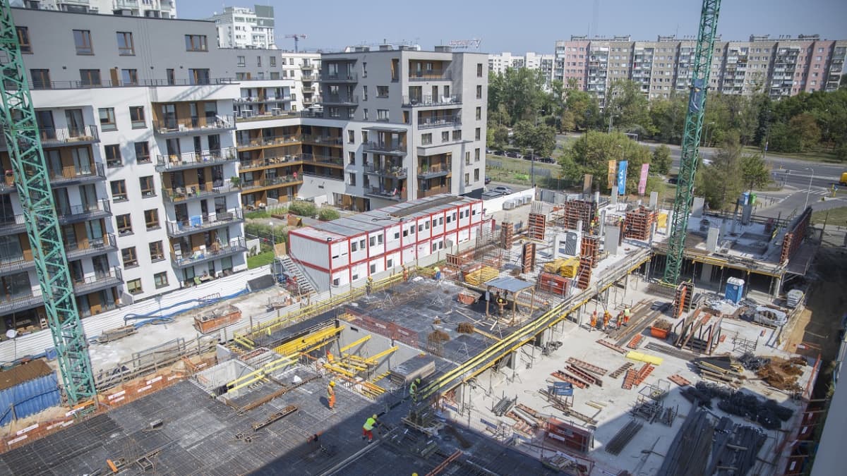 Rakennustyömiehistä on huutava pula Puolassa. Tähän varsovalaiseen lähiöön valmistuu YIT:n suunnittelemia asuintaloja.