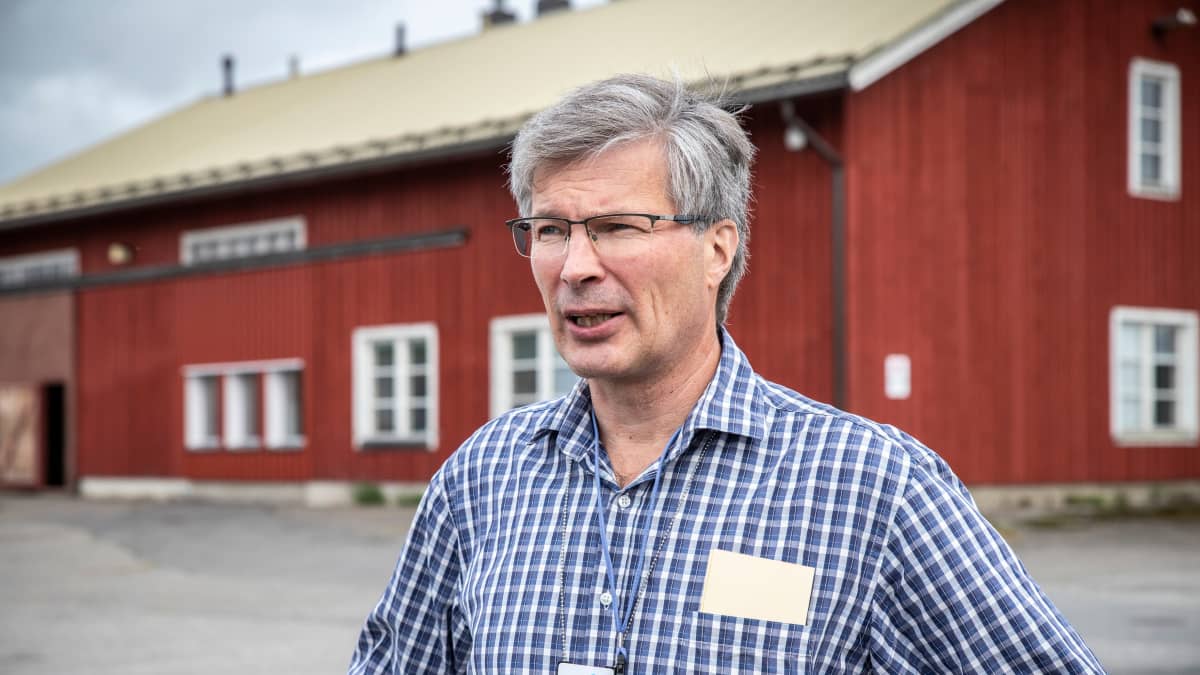 Luken tutkija navetan edustalla.