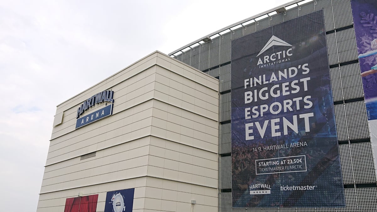 Arctic Invitationalin mainos Hartwall Arenan seinustalla.