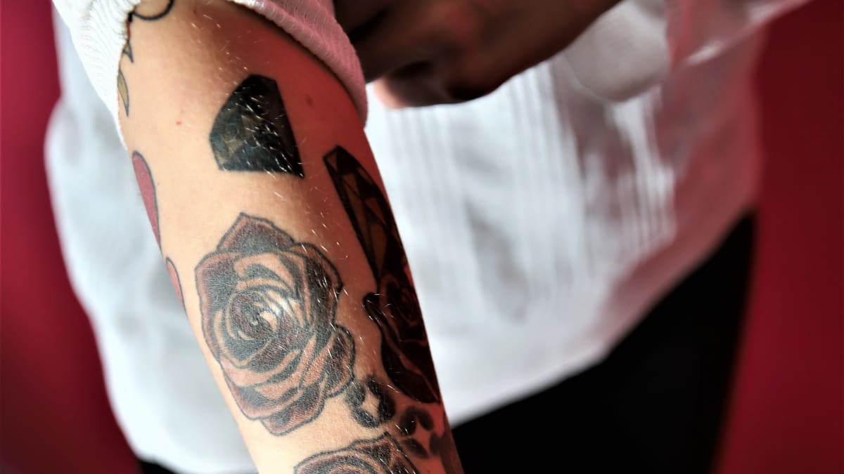 Hanna Ranta tatuoi käteensä ruusuja arpia peittääkseen.