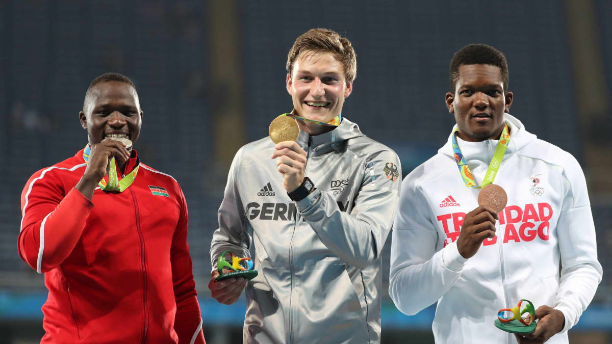 Thomas Röhler (kesk.) juhli olympiakultaa Rio de Janeirossa 2016. Vasemmalla hopeamitalisti Julius Yego ja oikealla pronssimitalisti Keshorn Walcott.
