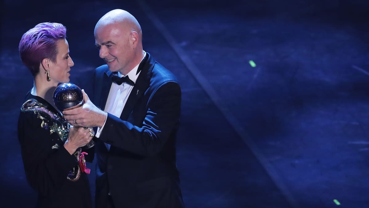 Vuoden parhaaksi naisjalkapalloilijaksi valittu Megan Rapinoe ja Fifan puheenjohtaja Gianni Infantino