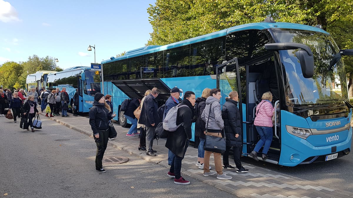 Junan korvaava bussikuljetus Lappeenrannan matkakeskuksessa 24.9.2019. 