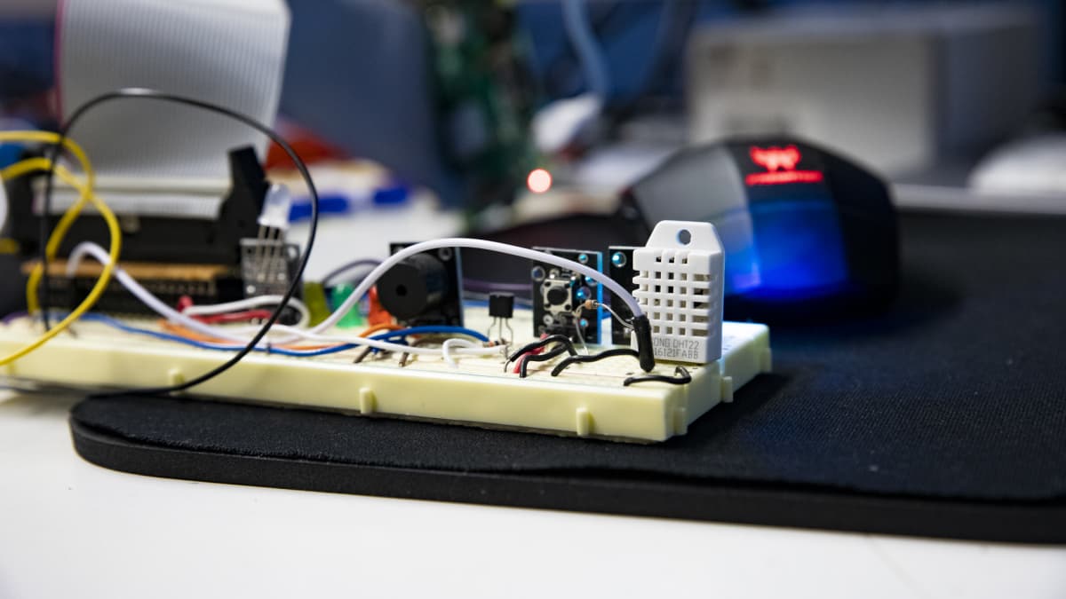 IoT-laite joka tunnistaa muun muassa lämpötiloja.