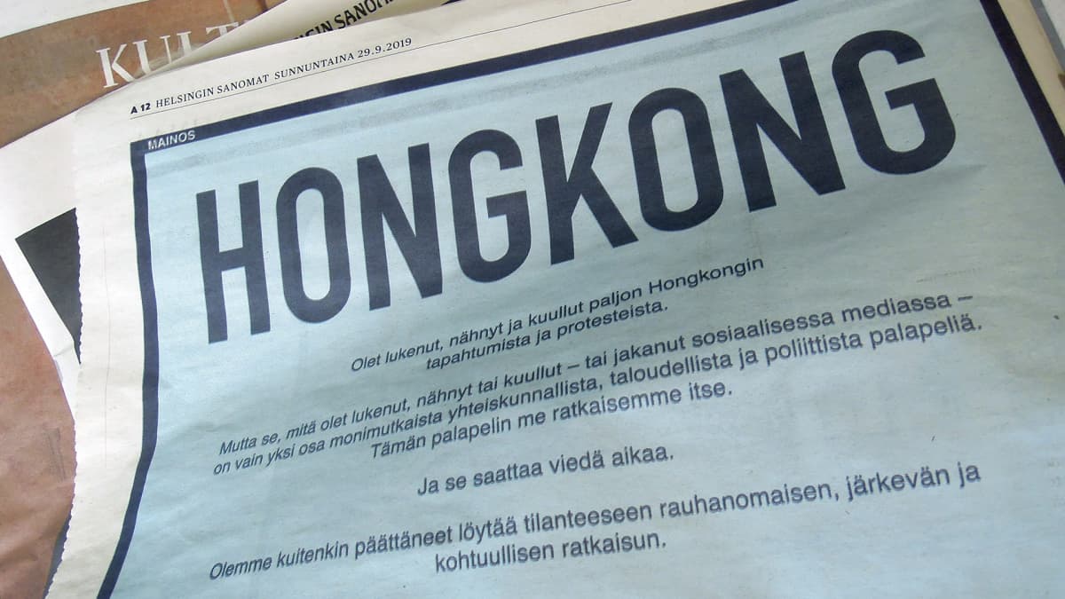 Kiinan kansantasavallan Hongkongin erityishallintoalueen koko sivun mainos Helsingin Sanomissa 29. syyskuuta.