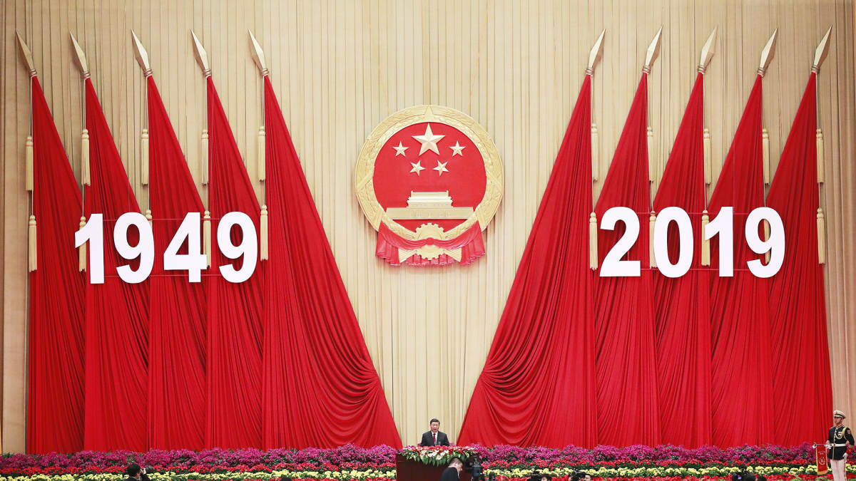 Presidentti Xi Jinping puhuu Kiinan 70-vuotisjuhlallisuuksissa.