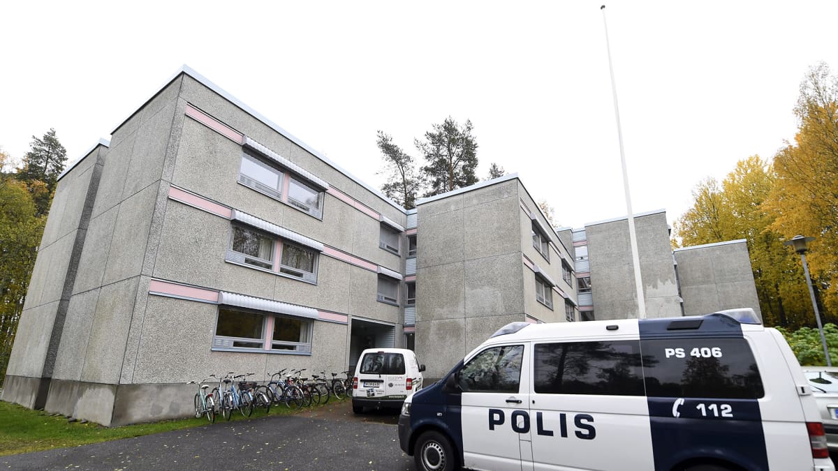 Poliisiauto Särkiniemessä sijaitsevan opiskelija-asuntolan pihalla Kuopiossa