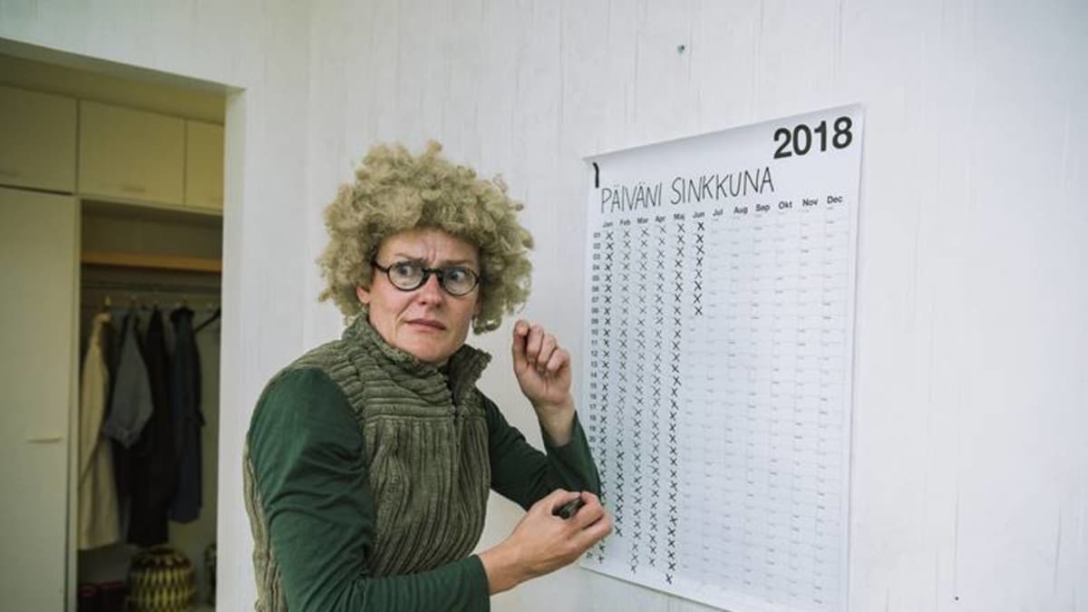 Krapula-Päivi (Pirjo Lonka) kirjaa ylös päiviään sinkkuna.