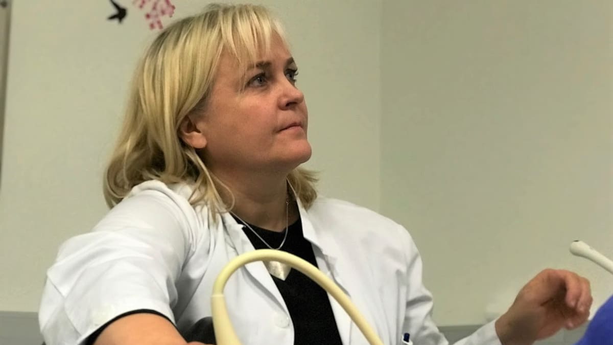 Osastonylilääkäri Katja Ahinko tekee ultraäänitutkimusta