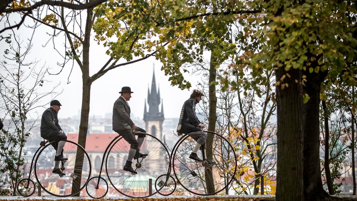 Historiallisesti pukeutuneet osallistujat polkevat korkeilla pyörillä perinteisen "Prahan maili" -kisan aikana Tšekin Prahassa 2. marraskuuta 2019.