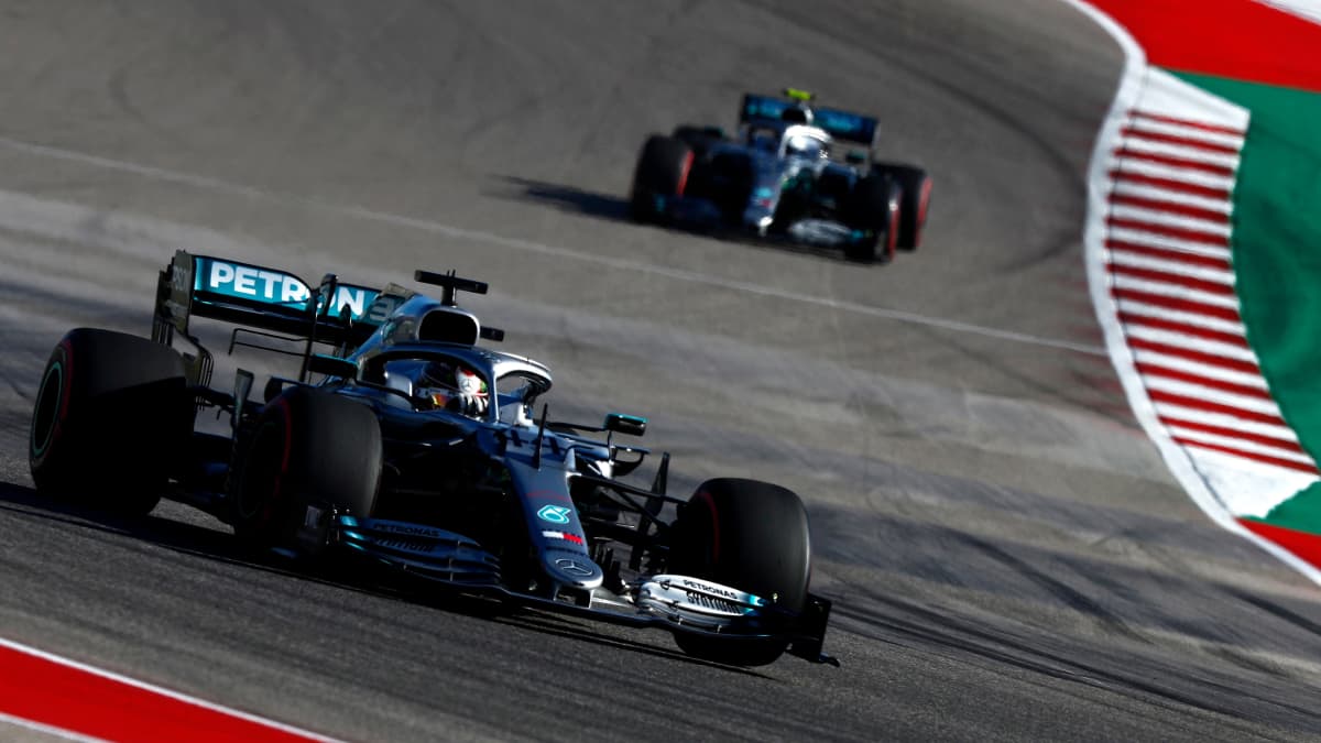 Lewis Hamilton (edessä), Valtteri Bottas