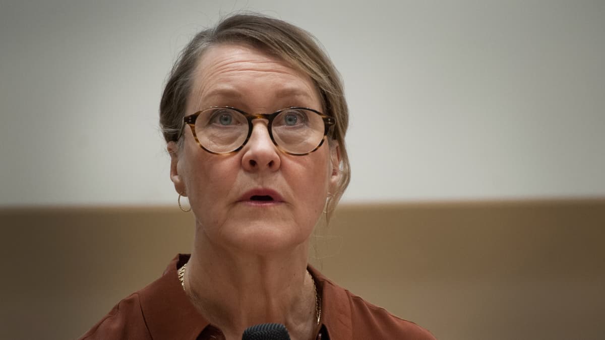 Ulla Heikkilän ja Saara Särmän elokuvassa Let Her Speak tutkijanainen (Cecilia Nilsson) ei saa omaa alaansa käsittelevässä paneelissa suunvuoroa.