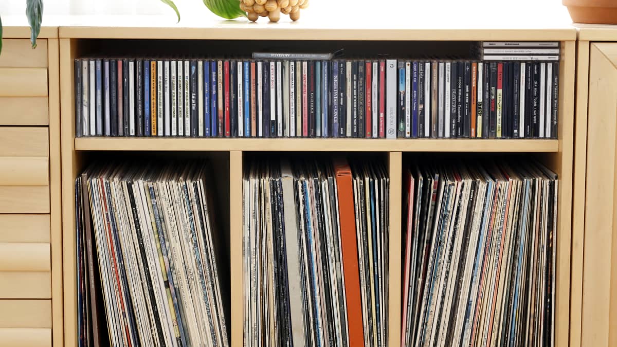 Levyhyllyssä lp-levyjä ja ylähyllyllä cd-levyjä.
