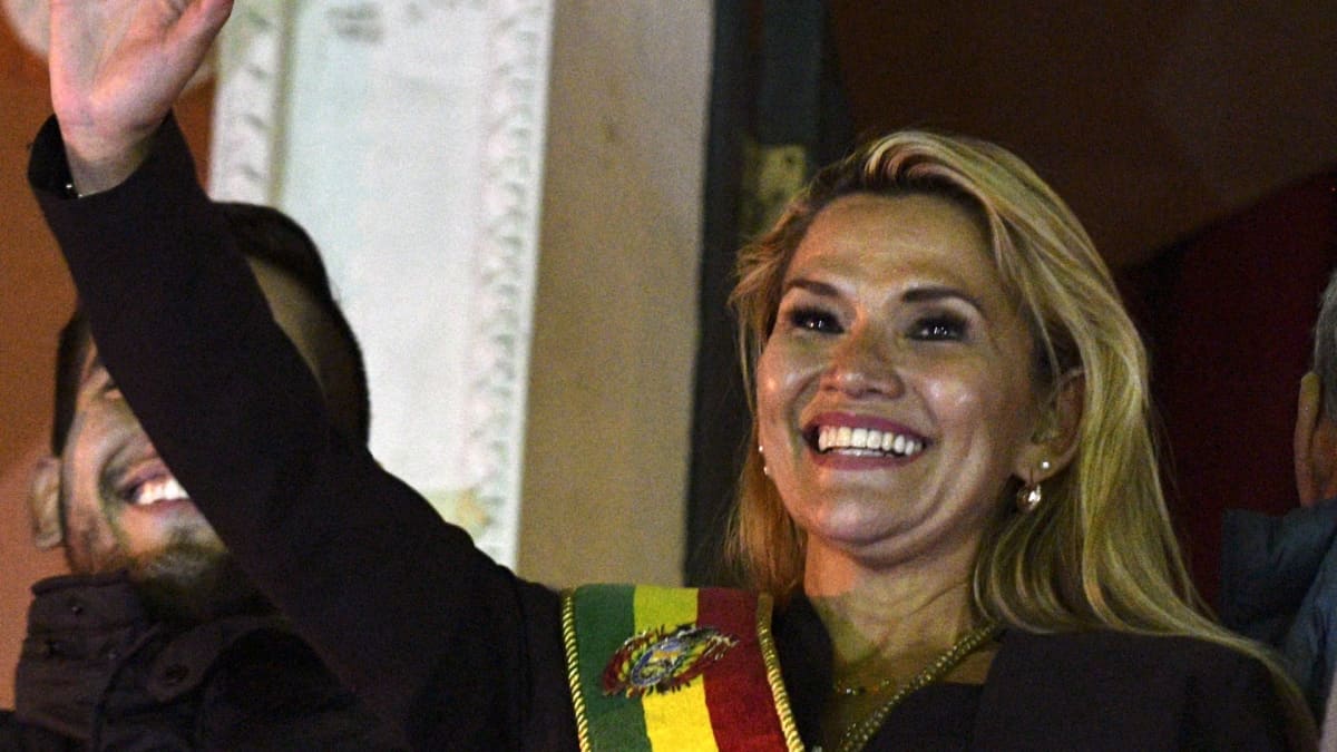 Bolivian presidentiksi julistautunut Jeanine Anez vilkutteli yleisölle Palacio Quemadon, Bolivian presidentin linnan parvekkeelta julistautumisen jälkeen.