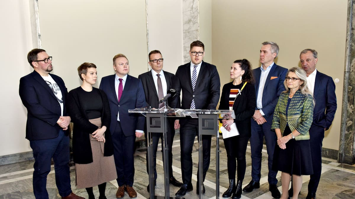 Vasemmistoliiton Paavo Arhinmäki (vas), vihreiden Jenni Pitko, keskustan Antti Kurvinen, kokoomuksen Jukka Kopra, sdp:n Antti Lindtman, perussuomalaisten Arja Juvonen, rkp:n Anders Adlercreutz, kd:n Päivi Räsänen sekä Liike Nyt -puolueen Harry Harkimo eduskuntaryhmien yhteisessä tiedotustilaisuudessa eduskunnassa Helsingissä 15. marraskuuta 2019.