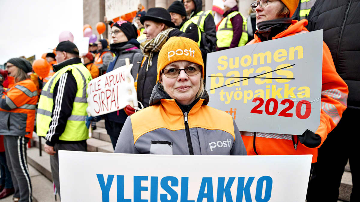 Turkulainen postinjakaja Johanna Majalahti otti osaa Posti ja logistiikka-alan unioni PAU:n mielenosoitukseen eduskuntatalon edustalla torstaina 21. marraskuuta 2019 Helsingissä.