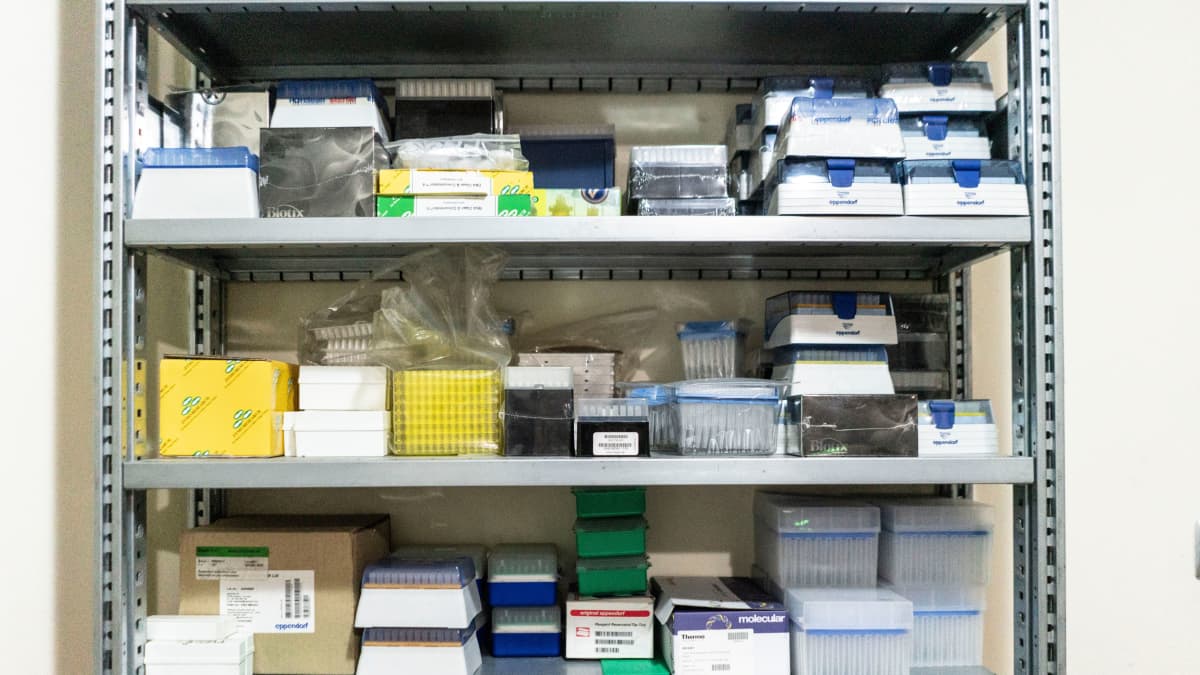 Laboratoriotarvikkeita hyllyssä