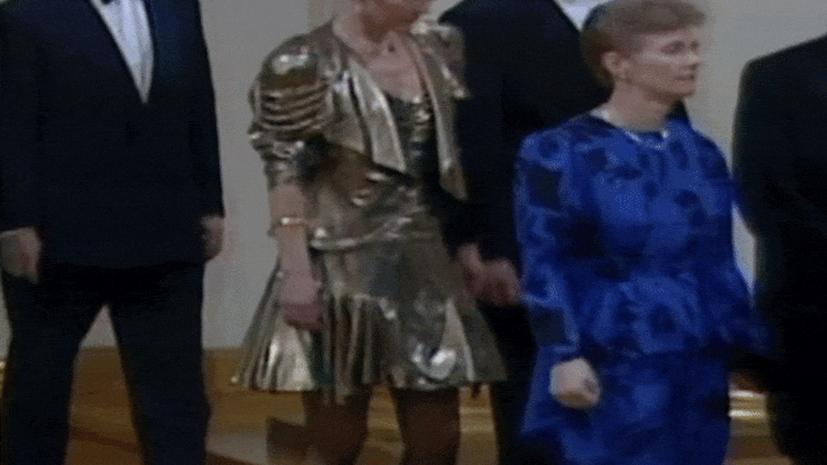 Kansanedustaja Hannele Luukkainen rikkoi etikettiä edustamalla lyhyessä mekossa vuonna 1991.