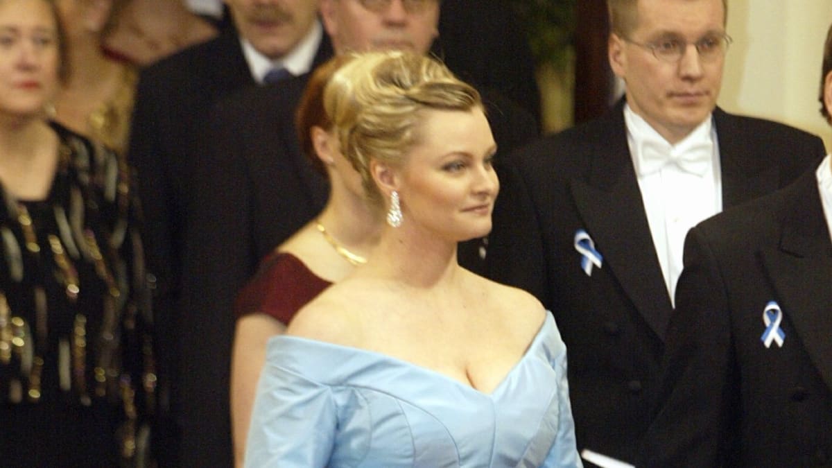 Jukka Rintalan näyttävät puvut ovat jakaneet katsojien, asiantuntijoiden ja median mielipiteitä vuodesta toiseen. Tässä toimittaja Päivi Storgårdille vuonna 2002 suunniteltu vaaleansininen puku.