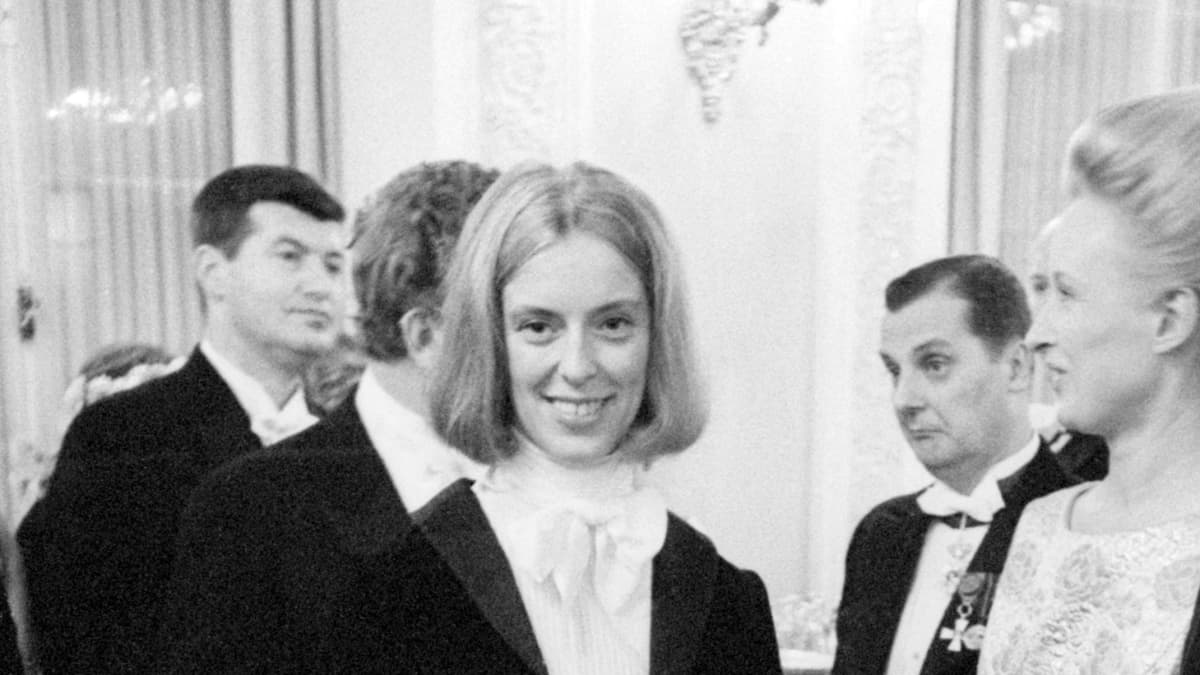 Birgitta Ulfsson pukeutui frakkiin vuonna 1968.