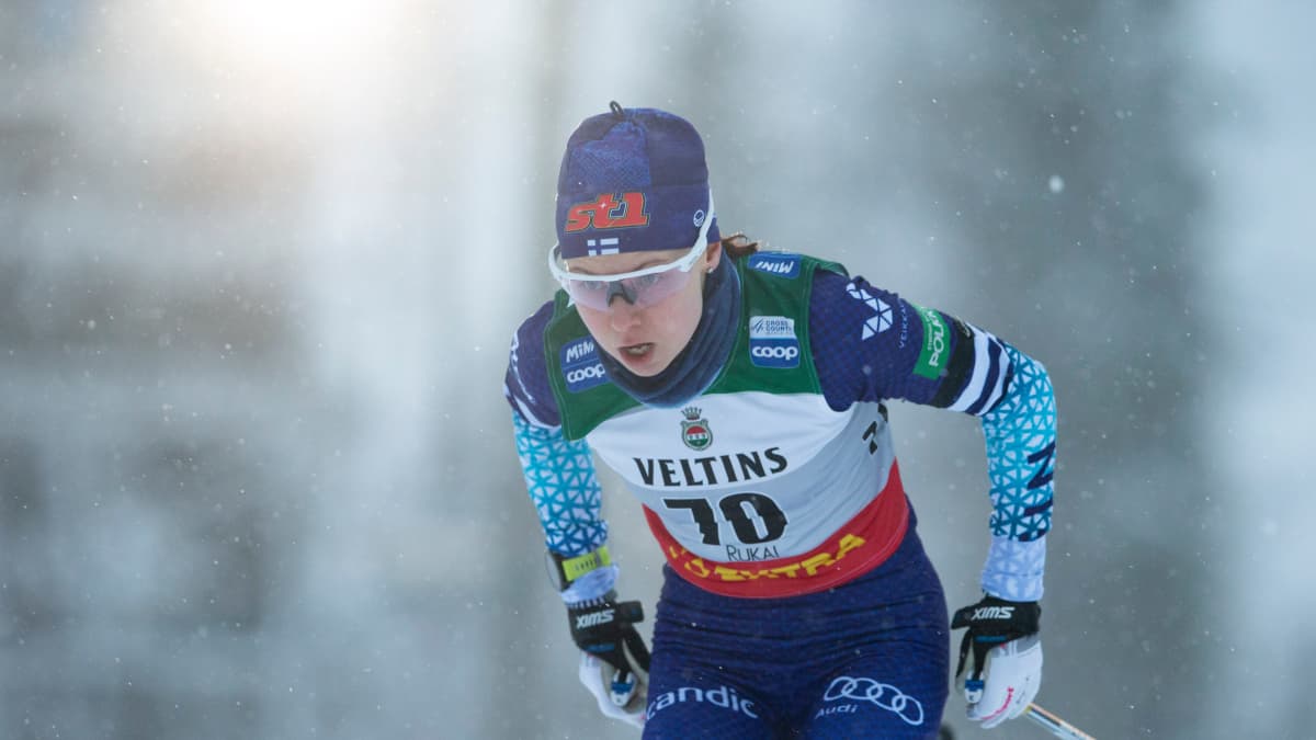 Susanna Saapunki hiihtää. 