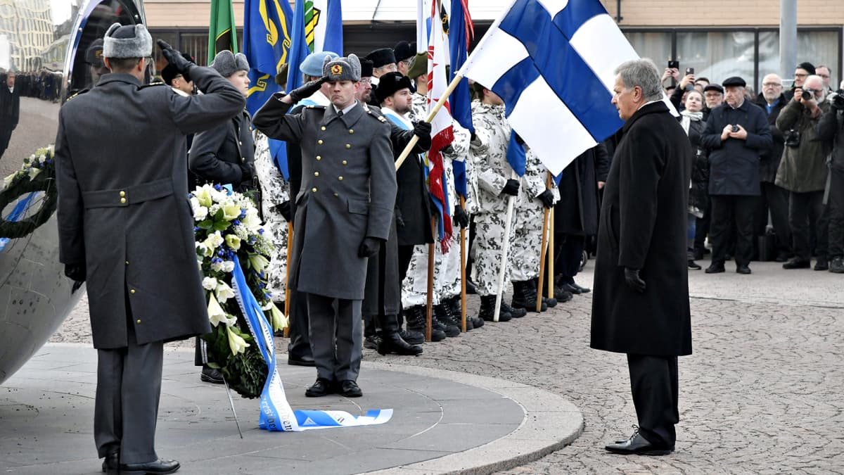 Tasavallan presidentti Sauli Niinistö valtakunnallisessa talvisodan syttymisen muistotilaisuudessa Helsingissä talvisodan kansallisella muistomerkillä Kasarmitorilla lauantaina 30. marraskuuta 2019.