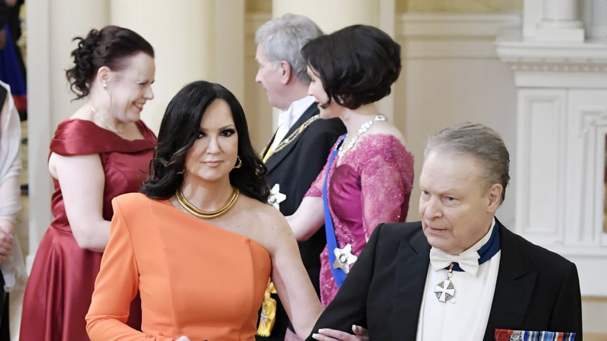 Kokoomuksen kansanedustaja Ilkka Kanerva ja puoliso Elina Kiikko kättelyjonossa linnan juhlissa itsenäisyyspäivänä. 