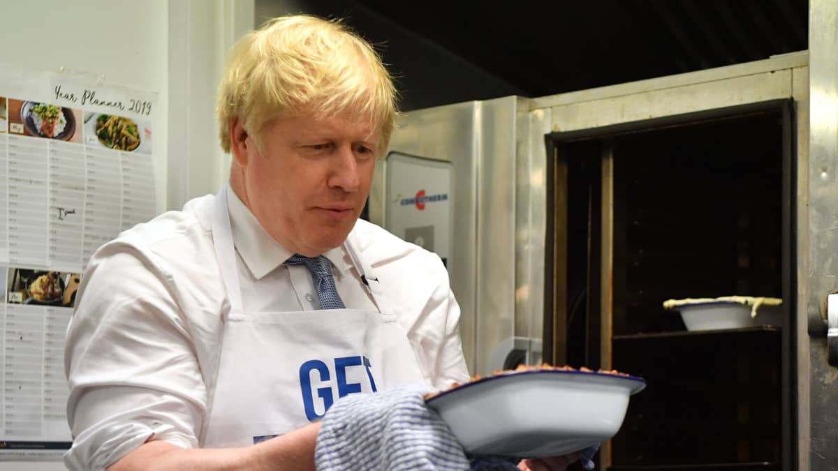 Boris Johnson valmistaa piirakkaa Red Olive Kitchenissä Derbyssä 11. joulukuuta.