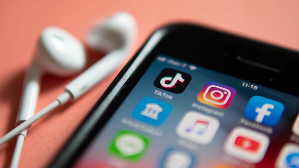 Älypuhelin ja Tiktok -sovellus