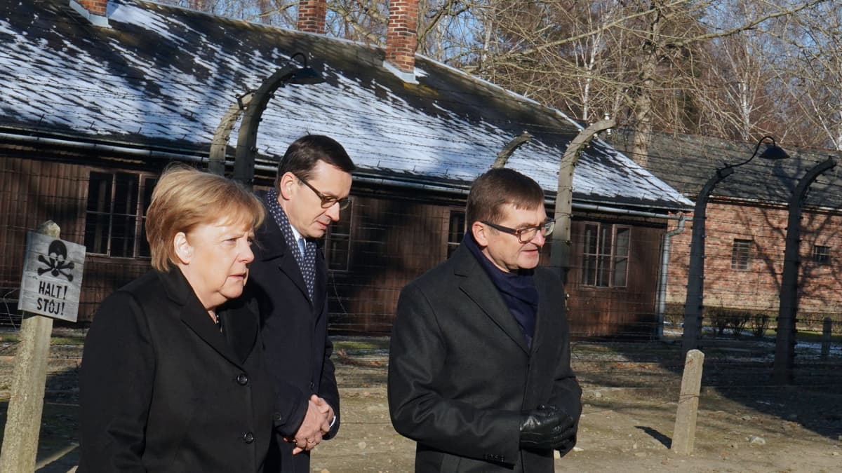 Angela Merkel vierailulla Auschwitz-Birkenaussa Puolassa 6. joulukuuta.