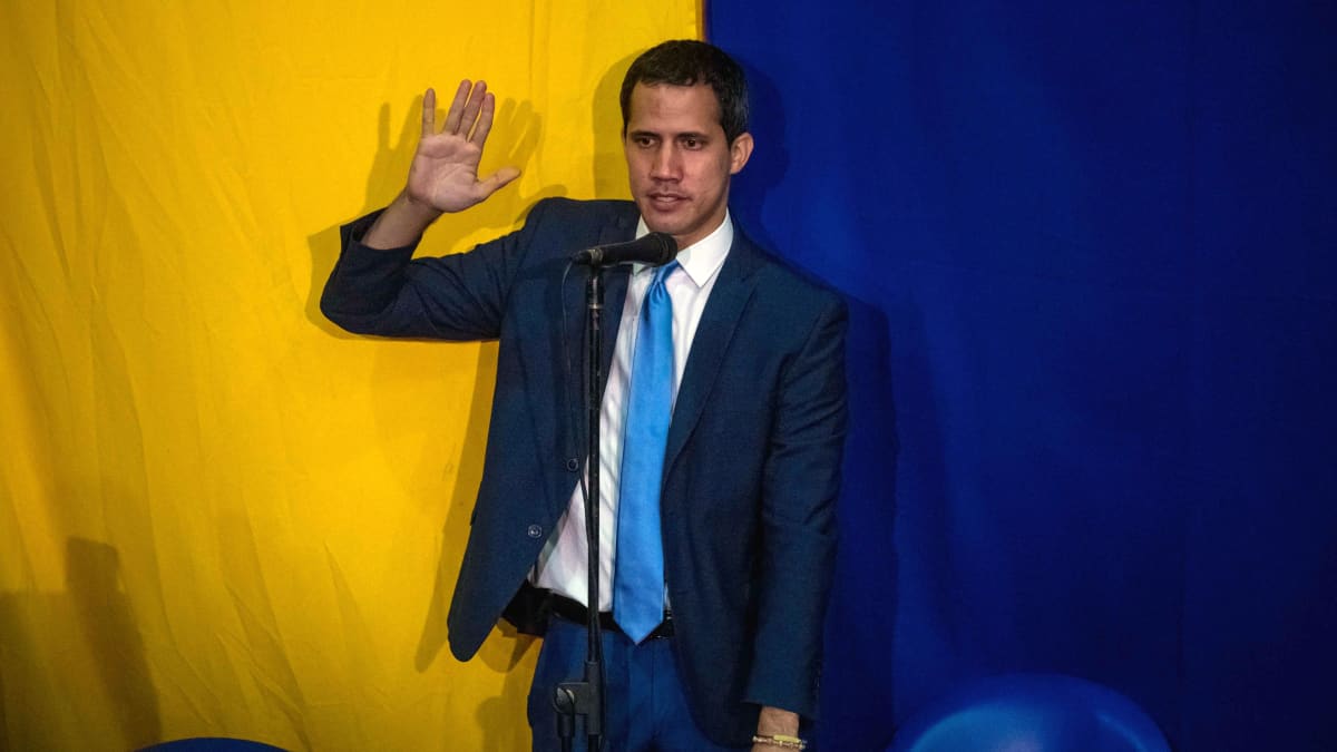 Juan Guiadó vilkuttaa kannattajilleen