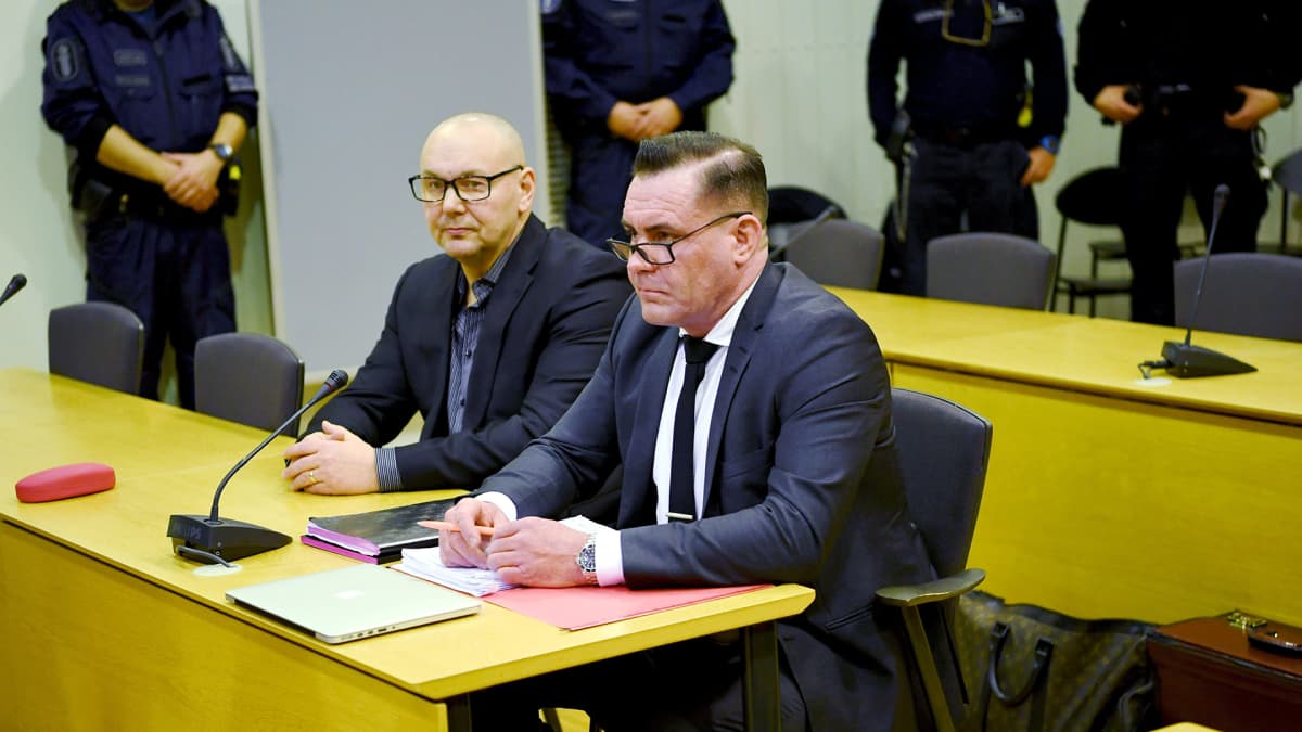 United Brotherhoodin johtajana pidetty Tero Holopainen (vas.) rikollisjärjestö United Brotherhoodin lakkauttamiskanteen valmisteluoikeudenkäynnissä Itä-Uudenmaan käräjäoikeudessa Porvoossa 8. tammikuuta.