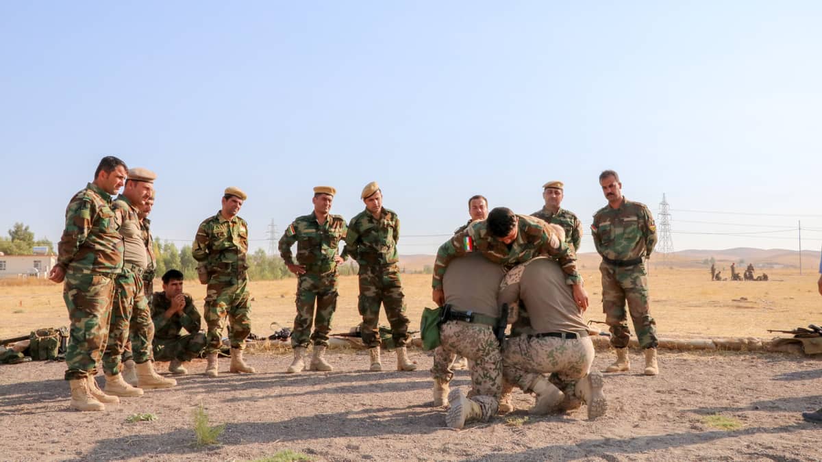Kuvassa peshmerga-sotilaiden taistelulääkintäkoulutusta.