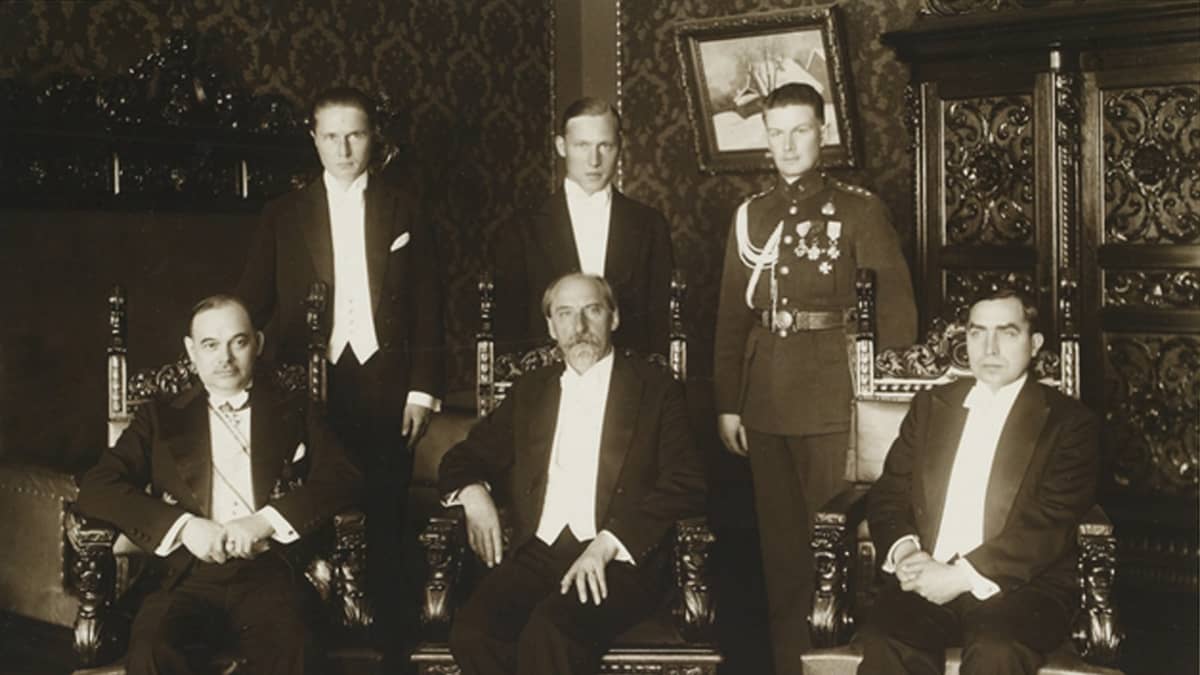 Suomen Viron lähettiläs Paavo Hynninen riigivanem Jaan Tonissonin luona.