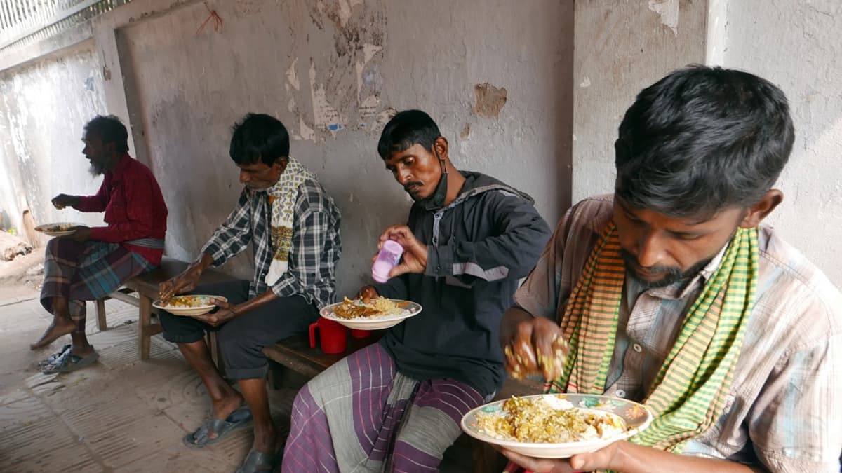 Kuvassa neljä miestä syömässä. 