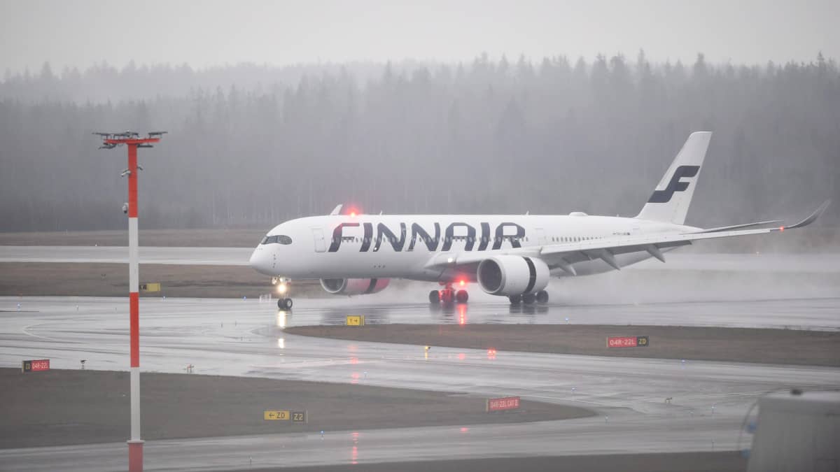 Finnairin lentokone Helsinki-Vantaan lentokentällä.
