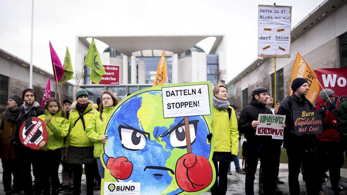Datteln 4 -voimalaa vastustava mielenosoitus liittokanslerin viraston edustalla Berliinissä 29. tammikuuta.