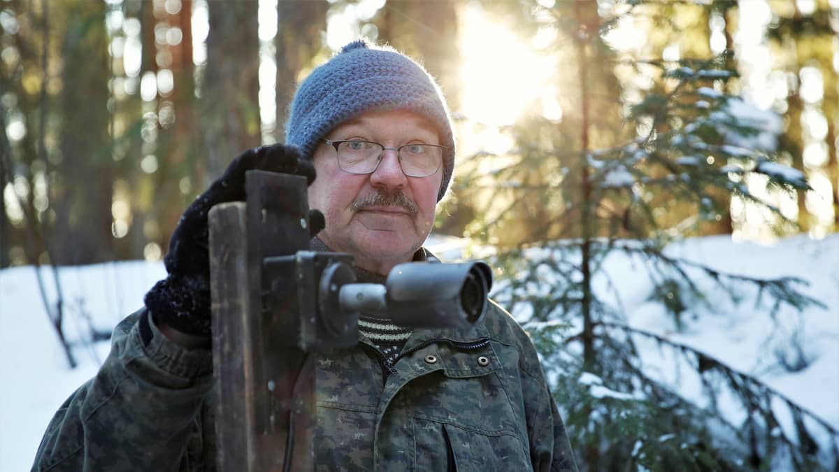 Hannu Siitonen asentamassa livekameraa