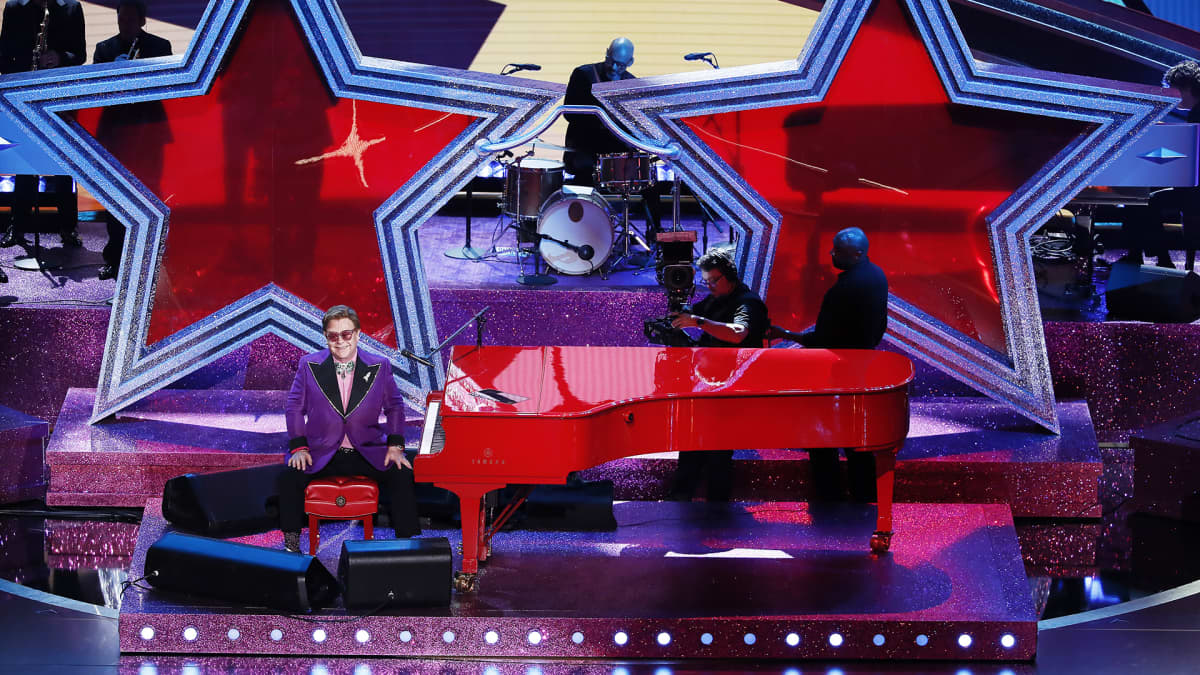 Elton John palkittiin parhaasta alkuperäiskappaleesta.