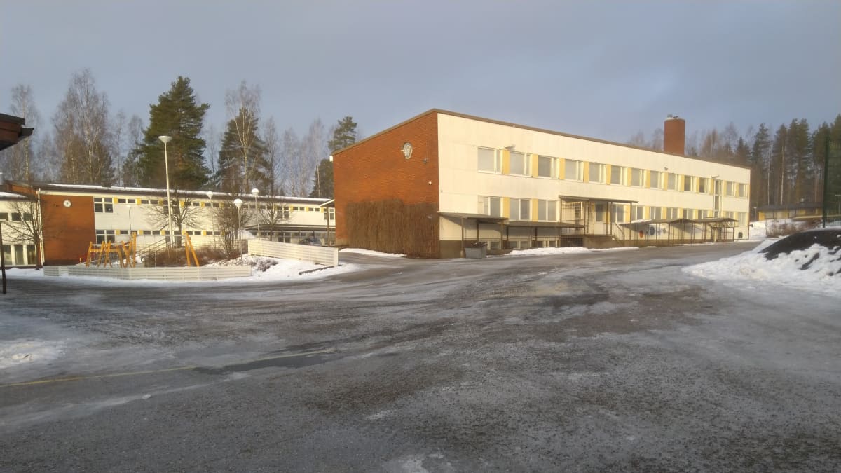 Otsonkoululaiset Ähtärin keskustassa ovat evakossa. Koulua käydään kahdessa paikassa koulurakennuksen sisäilmaongelmien takia. 