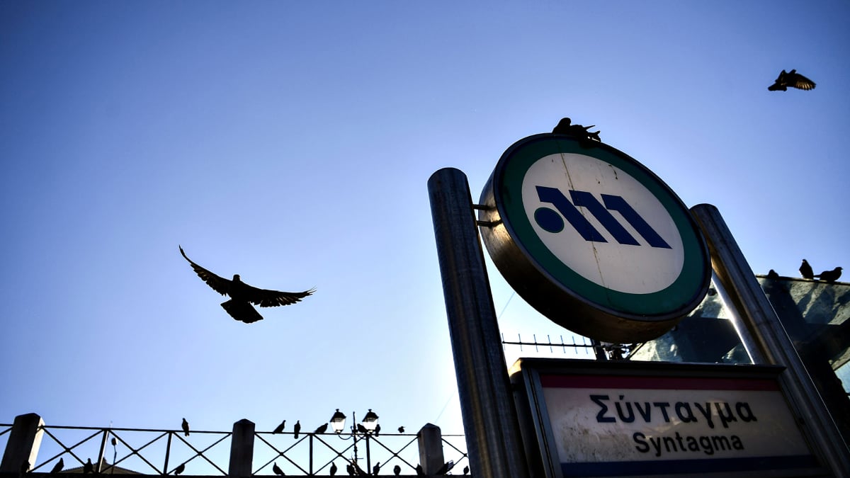 Metroaseman sisäänkäynnin yläpuolella kiertelee puluja 18. helmikuuta 2020.