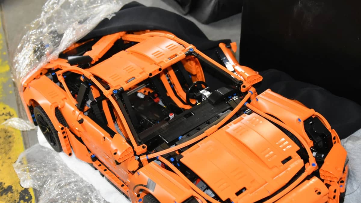 Poliisi epäilee, että tämä oranssi Lego-Porsche on varastettu suomalaislapselta.