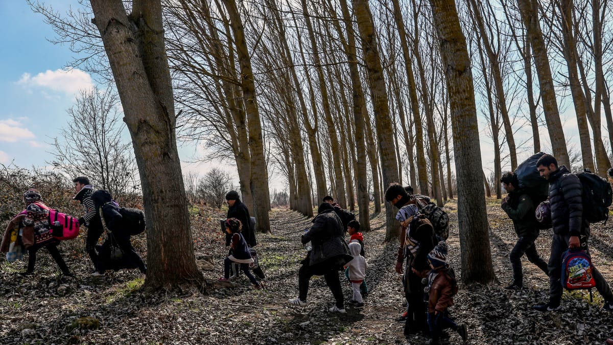Eurooppaan pyrkiviä ihmisiä metsässä lähellä Turkin ja Kreikan Èvros-rajajokea 1. maaliskuuta 2020.
